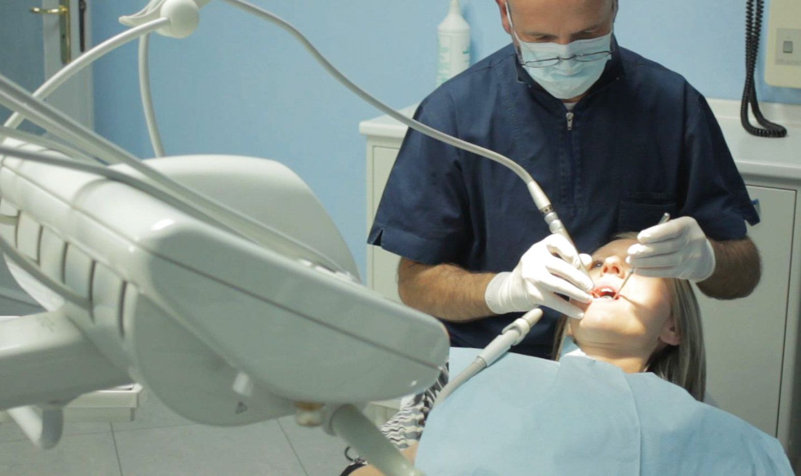 dentista che lavora